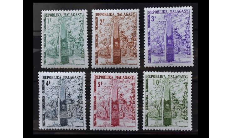 Мадагаскар 1962 г. "Доплатные марки. Памятник независимости"