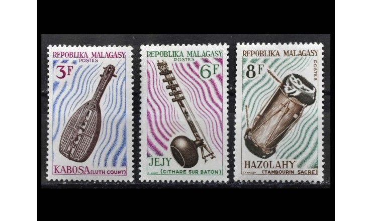 Мадагаскар 1965 г. "Мадагаскарские музыкальные инструменты"